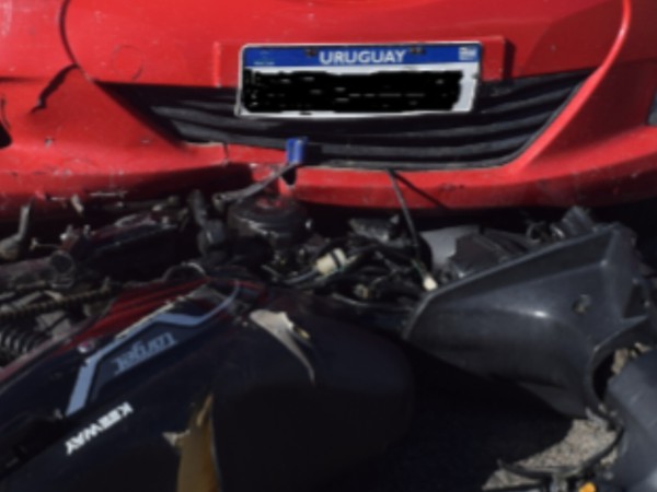 Violento choque entre auto y moto dejó una mujer lesionada