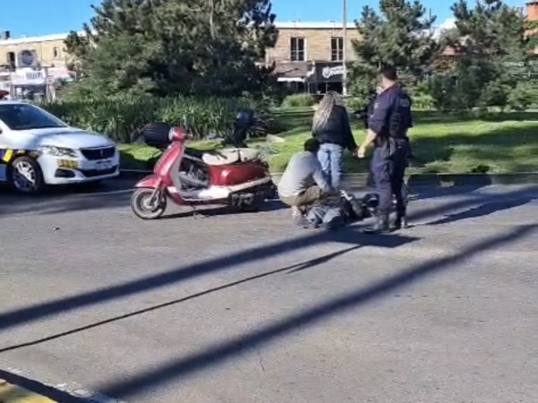 Motociclista resultó lesionada tras chocar con un automóvil