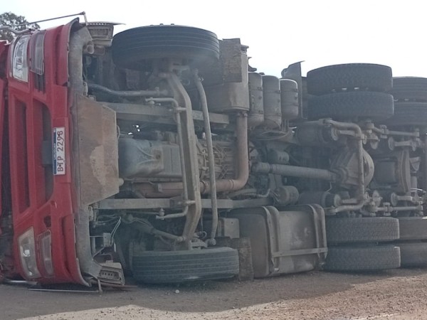 Volcó un camión cargado de balastro en José Ignacio