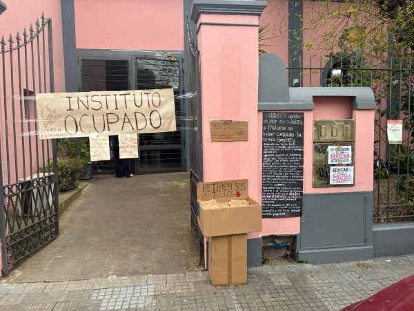 Ocuparon el Instituto de Formación Docente en rechazo al plan para titular a docentes con ocho años de ejercicio