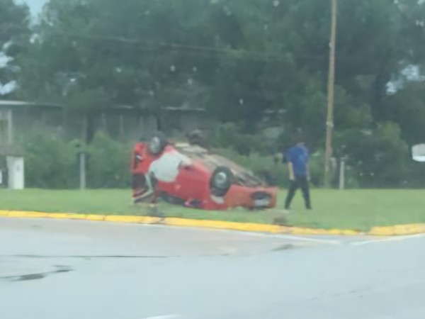 Automóvil volcó en rotonda de acceso al Club del Lago
