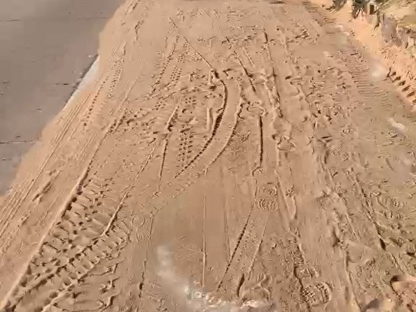 Imágenes: acumulación de arena en la rambla dificulta el paso de peatones y ciclistas