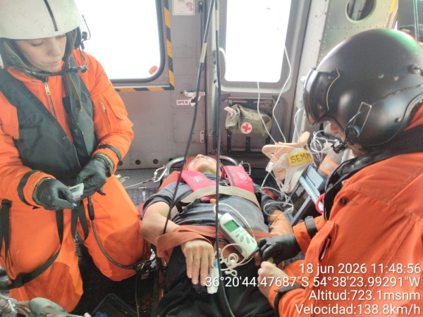 Trasladaron en helicóptero al Sanatorio Mautone a un tripulante de un buque pesquero que sufrió una descompensación