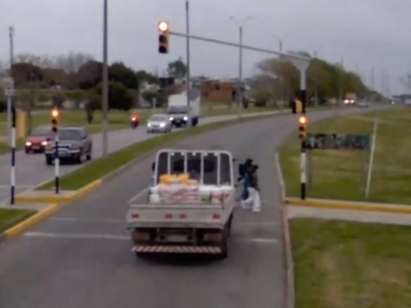 Se conocieron nuevas imágenes de infracciones de tránsito: peatones estuvieron al borde de ser embestidos por imprudencias de conductores