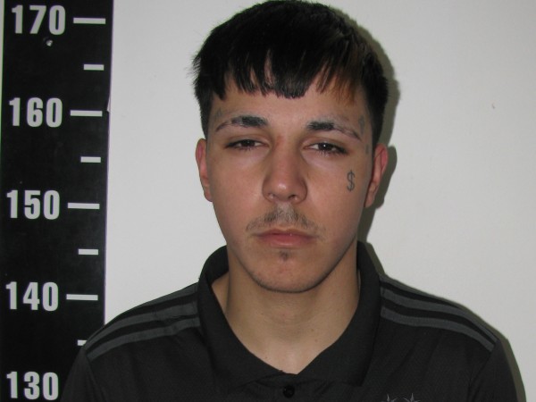 Intentó huir de la policía en moto, cayó al pavimento y fue detenido; le incautaron drogas y un arma