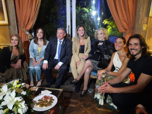 Mirta Legrand, Juana Viale, Edinson Cavani entre los presentes en la embajada uruguaya en Argentina en la conmemoración del 198 aniversario de nuestra independencia