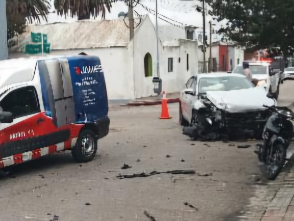 Choque entre auto y camioneta en pleno centro de Maldonado