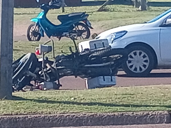Motociclista agredió a personal de Tránsito, dañó una moto oficial y fue detenido tras una persecución policial