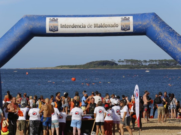 Travesía, nado, playa deportiva, isla Gorriti, ONG Juana Guerra