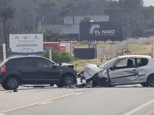Choque entre dos autos dejó a dos conductores lesionados
