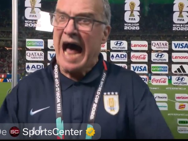 Destemplada reacción de Bielsa antes de la entrevista de la emisión televisiva oficial de FIFA tras el partido de Uruguay ante España