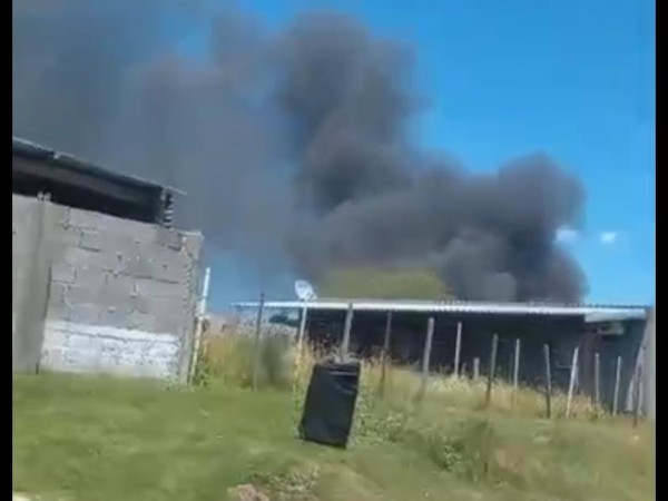 Debieron asistir a varias personas por inhalación de humo y quemaduras de primer grado tras incendiarse su casa