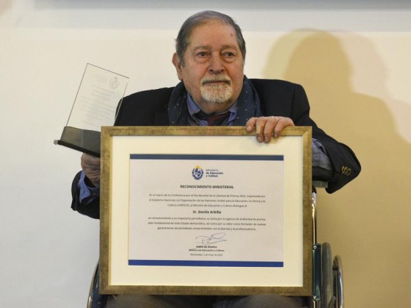 Columna de Danilo Arbilla: “En Uruguay seguimos creyendo que 2 más 2 no es 4”