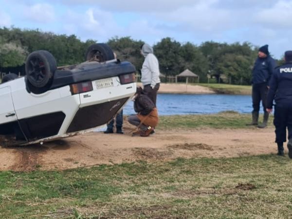 arroyo san carlos, auto sumergido, dos cuerpos,