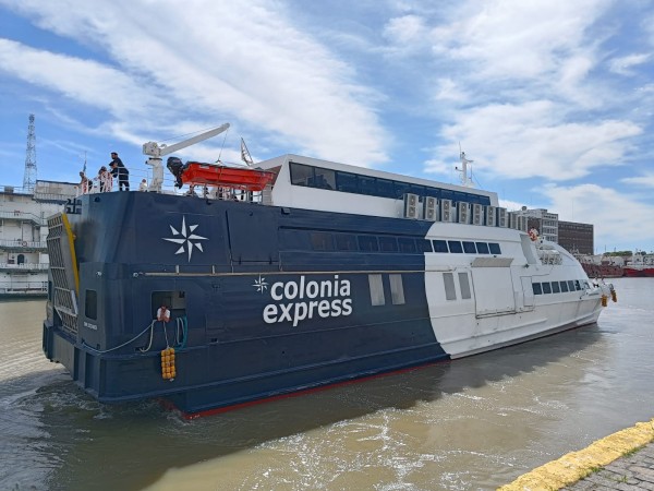 Colonia Express sale a competirle fuerte a Buquebus solicitando operar la ruta Montevideo-Buenos Aires