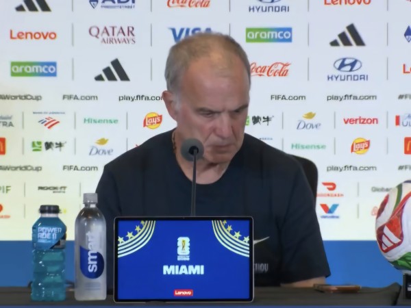 Bielsa destacó la reacción de Uruguay ante Arabia Saudita y cuestionó las pausas de hidratación al considerar que responden a intereses ajenos al juego