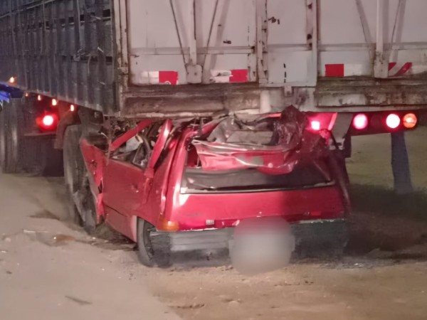 Conductora murió tras chocar contra un camión estacionado en Ruta 5