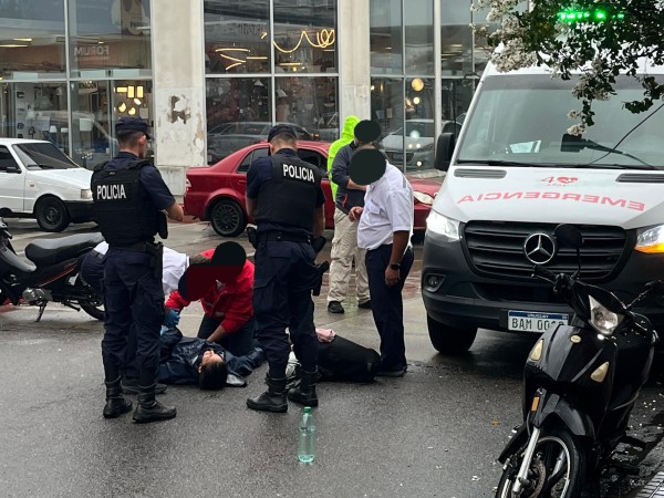 Motociclista resultó lesionada tras chocar con un auto que se dio a la fuga en el centro de Maldonado