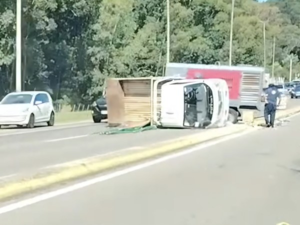 Volcó un camión en Ruta Interbalnearia a la altura de Solanas