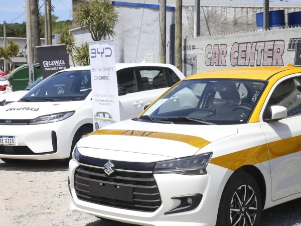 Presentaron vehículos accesibles, eléctricos e híbridos para el servicio de taxis en Maldonado