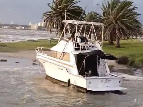 Embarcación se soltó y terminó sobre la rambla por fuertes vientos