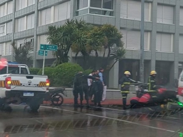 Una motociclista quedó lesionada tras chocar con un auto y quedar atrapada bajo otro vehículo en Punta del Este
