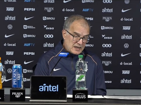 Bielsa negó que los jugadores le hayan propuesto cambiar el plan de juego ante España y destacó la “grandeza” de Muslera