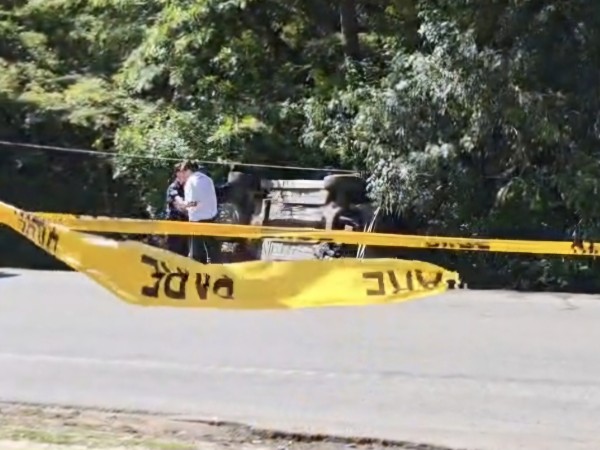 Conductor de automóvil despistó y chocó contra columnas: la espirometría dio resultado positivo