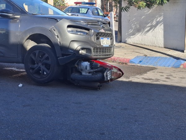 Motociclista lesionada tras chocar con un auto en el centro de Maldonado