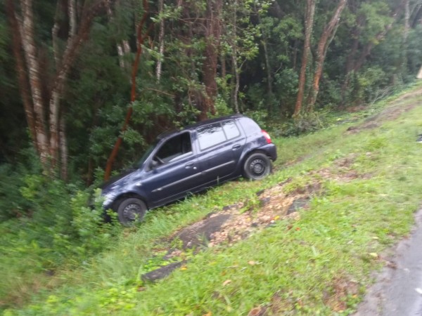Automóvil despistó en la bajada del Arboretum Lussich