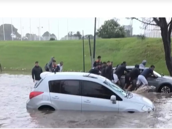 Jugadores de Atenas de San Carlos tuvieron que rescatar sus autos en medio de la inundación en Parque Palermo:  mirá el video