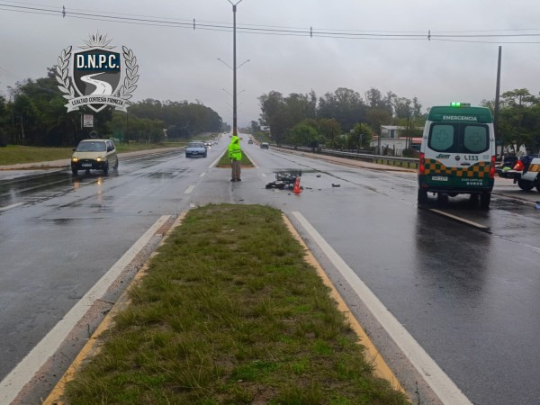 Motociclista de 26 años murió tras chocar con un auto en Ruta 102