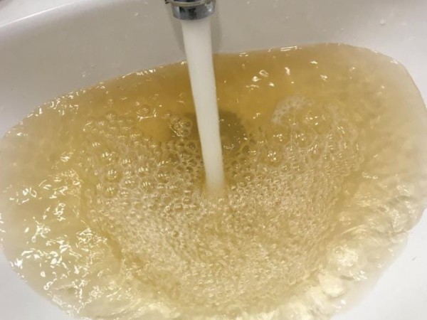 Vecinos de Altos de la Laguna y Cerro Pelado reclaman por el color del agua