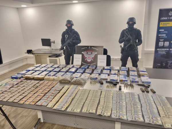 Detenidos, 20 mil dólares, 300.000, armas, drogas, jefe de policía, San Carlos