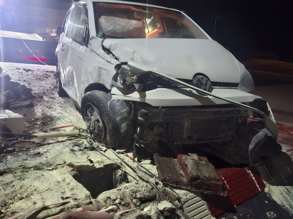 Automóvil despistó y terminó dentro de un edificio en Punta del Este