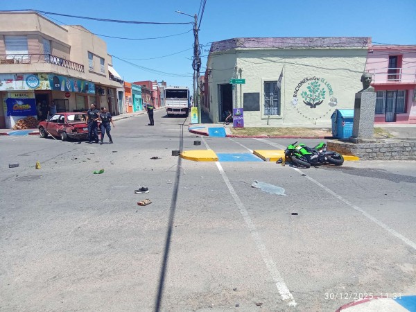 Un motociclista resultó gravemente lesionado tras chocar con un auto