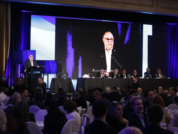 Intendente Abella está “un poco preocupado” por cómo puede impactar la elección argentina en la próxima temporada