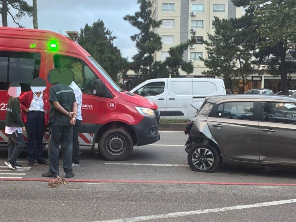 Choque entre dos camionetas y un auto dejó tres personas lesionadas