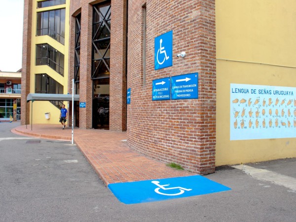 La Intendencia reglamentó beneficios para personas con discapacidad: acceso gratuito a eventos, tarjeta y exoneración de tasas