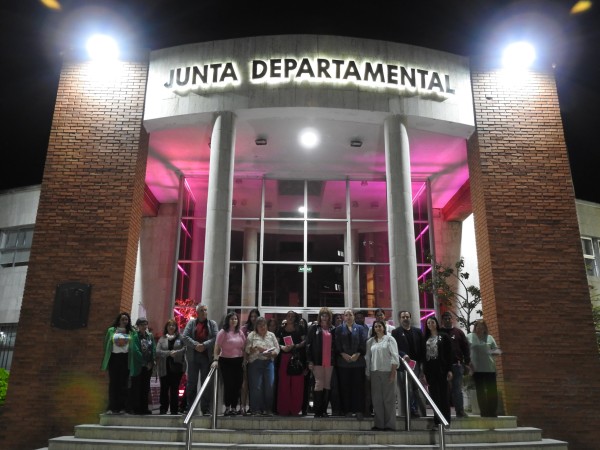 Junta Departamental iluminó de color rosa su fachada por el mes de la lucha contra el cáncer de mama