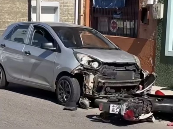 Colisión entre auto y moto en San Carlos dejó a una joven lesionada