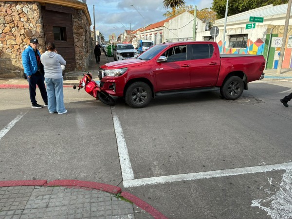 Una mujer resultó lesionada tras choque entre camioneta y moto en el centro de Maldonado