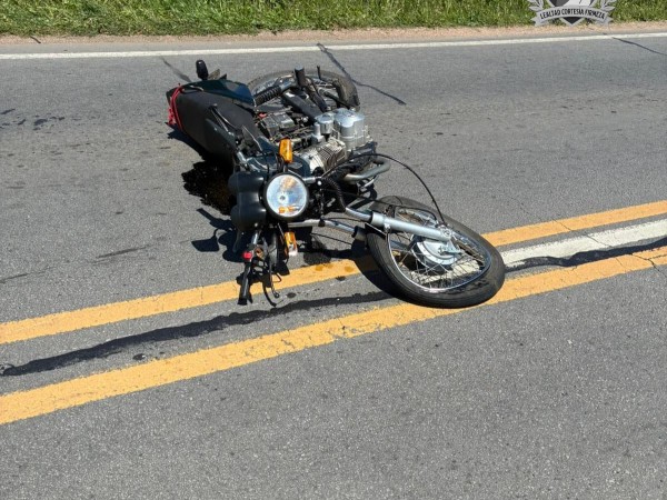 Choque frontal entre auto y moto deja dos hombres gravemente heridos en Ruta 48