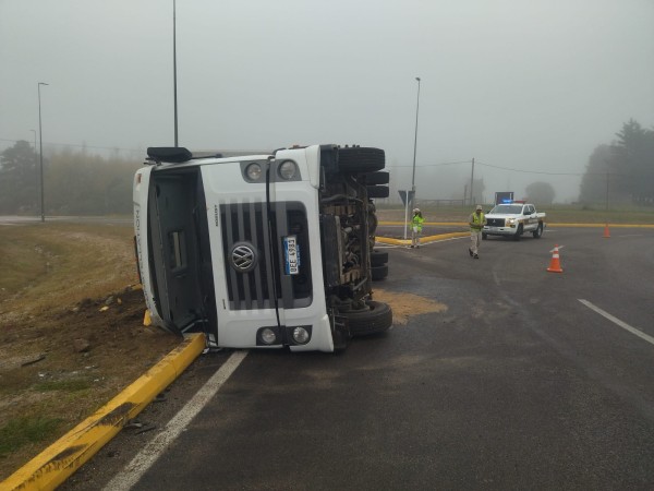 Un camión frigorífico volcó en la rotonda de ruta 9 y 12