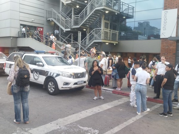 Evacuaron shopping y terminal de Tres Cruces tras amenaza de bomba