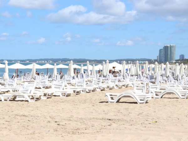 Edil del FA propone decreto para instalación de sillas y sombrillas en la playa por parte de edificios y hoteles