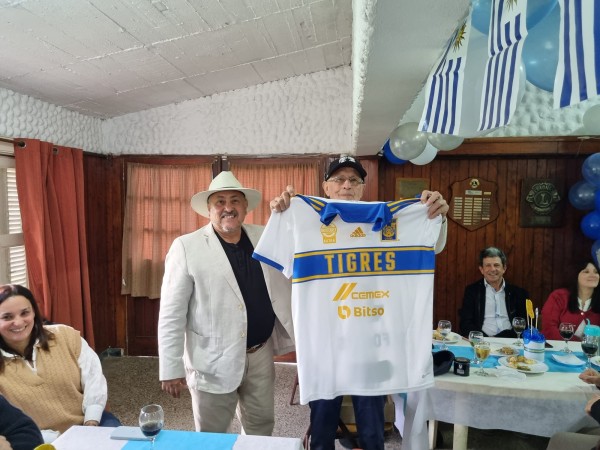Emotivo cumpleaños sorpresa a Dagoberto Fontes en sus 80 años