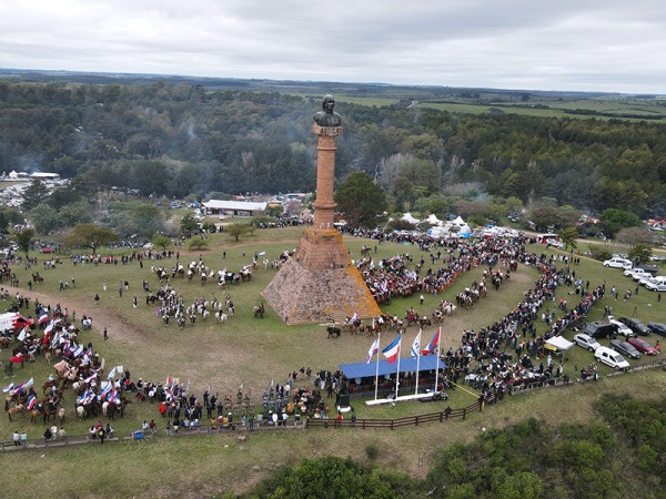 Marcha del Patriarca: Intendente Olivera acusa a Da Silva de hacer daño; el senador dice que defiende a los paisanos y Delgado ironizó con que habrá que cortar el asado con un Tramontina