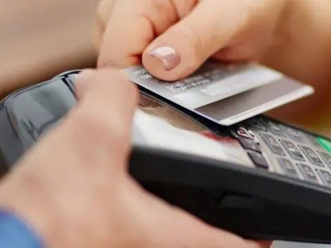 Un hombre robó efectivo y tarjetas de una casa y lo descubrieron por utilizarlas en comercios de la zona