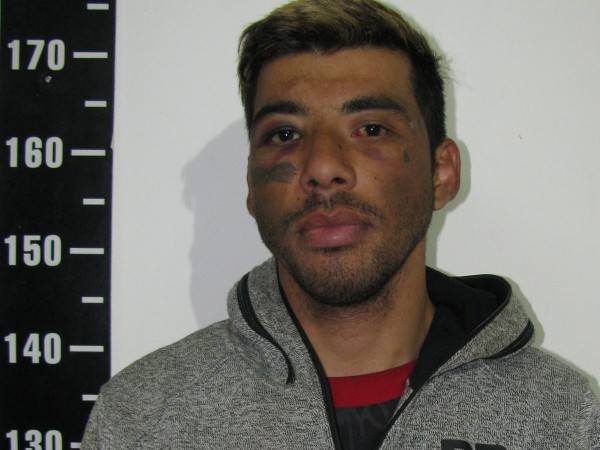 Pidió una botella de agua en una casa y rapiñó al propietario para robarle el celular